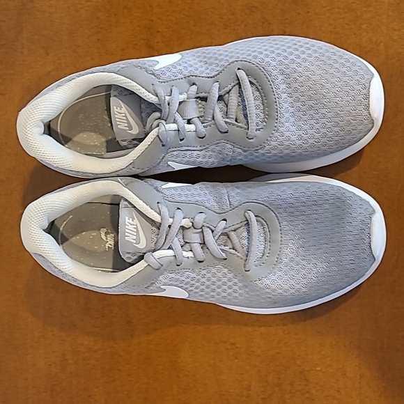 Nike Womens Tanjun Shoe Size 5.5 M - Picture 2 of 6